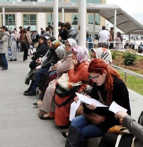 Antalya Adliyesi'nde 80 kişinin zabıt kâtibi olarak alınması için açılan sınava katılan 2 bin 300 kişi, sözleşmeli olarak işe girebilmek için klavye başında ter döküyor.