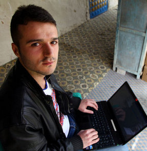 Elazığ’ın Kovancılar ilçesinde yaşayan bilgisayar programcısı 22 yaşındaki İlyas Orak, 4 kez sosyal paylaşım sitesi Facebook’un güvenlik açıklarını bulduğunu ve siteden 9 bin 450 dolar ödül kazandığını bildirdi.
