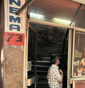 Son 1 ayda İstanbul’da 3 sinemaya fuhuş baskını düzenleyen polis, bu kez Kartal’da bulunan Sinema 73’te 24 kişiyi seks yaptıkları gerekçesiyle gözaltına aldı.