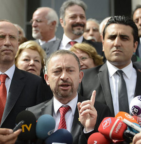 İstanbul Barosu Başkanı Ümit Kocasakal ile 9 yönetim kurulu üyesi hakkında, açılan davanın ilk duruşması, salonun fiziki şartlarının yetersiz olması nedeniyle usul işlemleri yapılmadan 10 Ekim'e ertelendi.