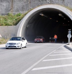 Kemer Karayolu’ndaki Adnan Sevgin Tüneli’nde, bir otel servisiyle kamyonetin çarpışması sonucu 4 kişi yaralandı