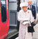 Kraliçe Elizabeth trenden indi otobüse bindi