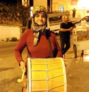 İzmir'de Ramazan ayı boyunca davul çalarak vatandaşları sahura kaldırma görevini Konyalı üç çocuk annesi Ayşe teyze yapıyor