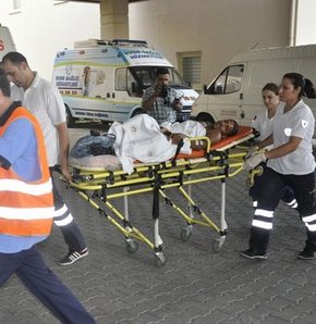 Manisa'nın Turgutlu İlçesi'nde, henüz belirlenemeyen bir nedenle çıkan kavgada 4 kişi yaralandı, olayı gerçekleştiren bir kişinin arandığı bildirildi.