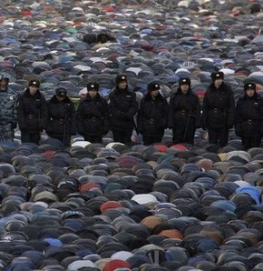 Moskova’da binlerce Müslüman dün bayram namazı için Prospekt Mira’daki Merkez Camii’ne akın etti