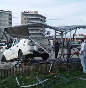 Otomobil otobüs durağına daldı!
