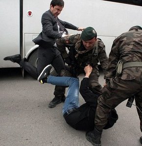 Dünya medyası Soma'daki faciayla ilgili gelişmeleri bugün Başbakan Recep Tayyip Erdoğan'ın müşaviri Yusuf Yerkel'in Soma'da yere düşen bir göstericiyi tekmelerken çekilen fotoğrafları üzerinden manşetlerine taşıdı.