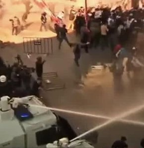 Türkiye'deki toplumsal olaylarda sık kullanılan TOMA'lar, bugüne kadar kullanılmalarının yasak olduğu İngiltere'ye de girdi. İngiltere ilk TOMA aracını alırken, Londra Belediye Başkanı Boris Johnson bu araçların zararsız olduğunu kanıtlamak için kendi üst