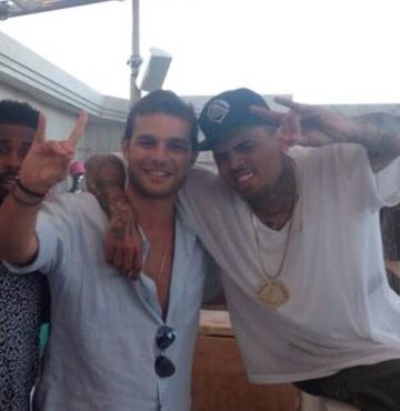 Chris Brown'dan bozkurt selamı!