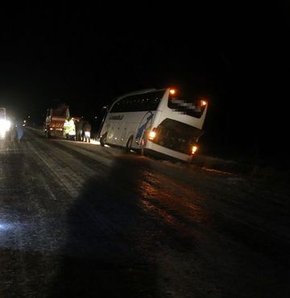 Buzda kayan yolcu otobüsü şarampolde asılı kaldı