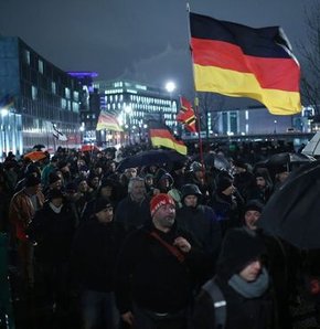 Almanya'da İslam karşıtı gösteriler devam ediyor