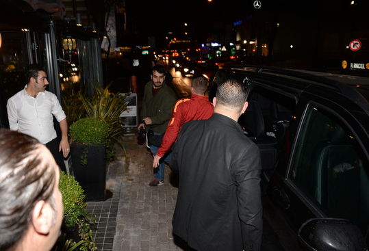 Galatasaray'ın yıldız futbolcusundan gazetecilere küfürlü saldırı!