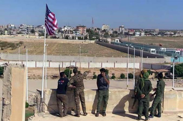 Sınırdaki PYD karargahına ikinci ABD bayrağı asıldı Sınırdaki PYD karargahına ikinci ABD bayrağı asıldı