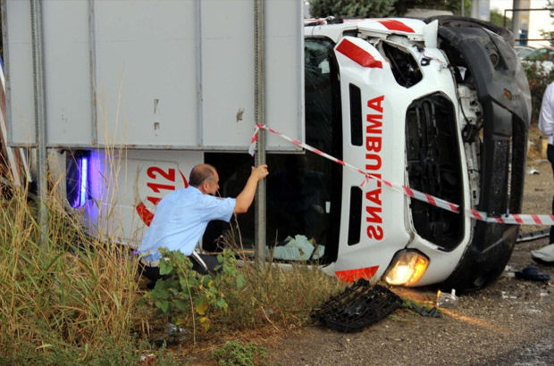 Hasta taşıyan ambulans takla attı: 1 Sağlık Personeli Hayatını Kaybetti, 3 yaralı 1