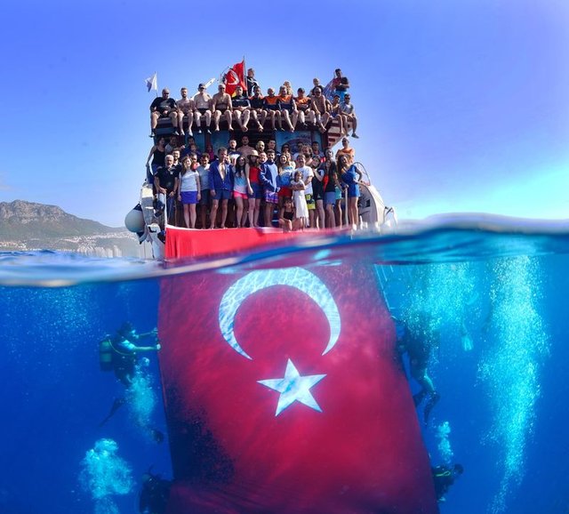 Ez is egy ilyen vízalatti zászlózgatás (Antalya) - Forrás: Habertürk