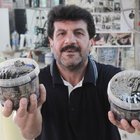 Adana'da bir berber 6 yıldır kullandığı jiletleri atmayıp biriktiriyor 