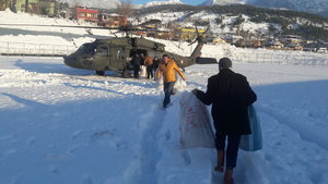 Mahsur kalan madencilere askeri helikopterle gıda yardımı 