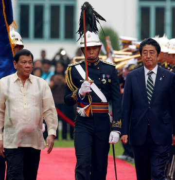 Duterte'ye ilk ziyaret Japonya Başbakanı'ndan Duterte'ye ilk ziyaret Japonya Başbakanı'ndan