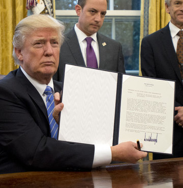 Donald Trump imzaladı ABD resmen çekildi