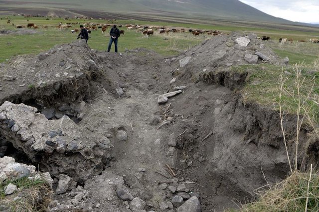 Ardahan'da boş arazide insan kemikleri bulundu