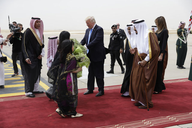 Donald Trump ve eşi, Suudi Arabistan'da!