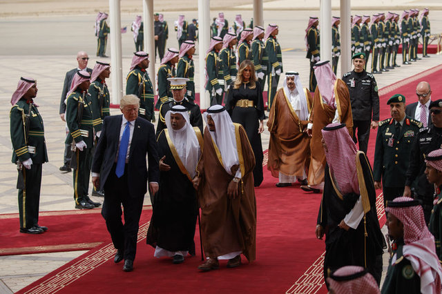 Donald Trump ve eşi, Suudi Arabistan'da!