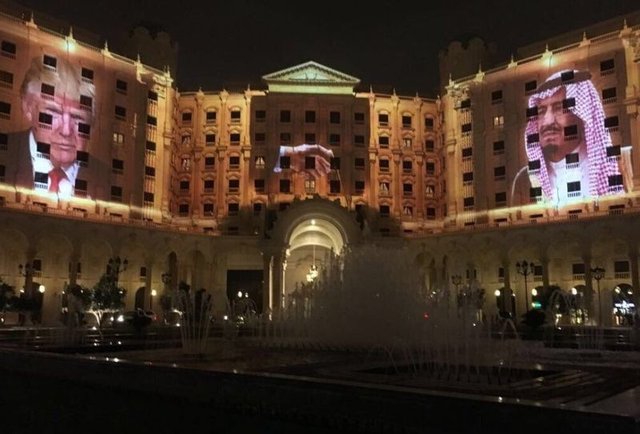 Donald Trump ve eşi, Suudi Arabistan'da!