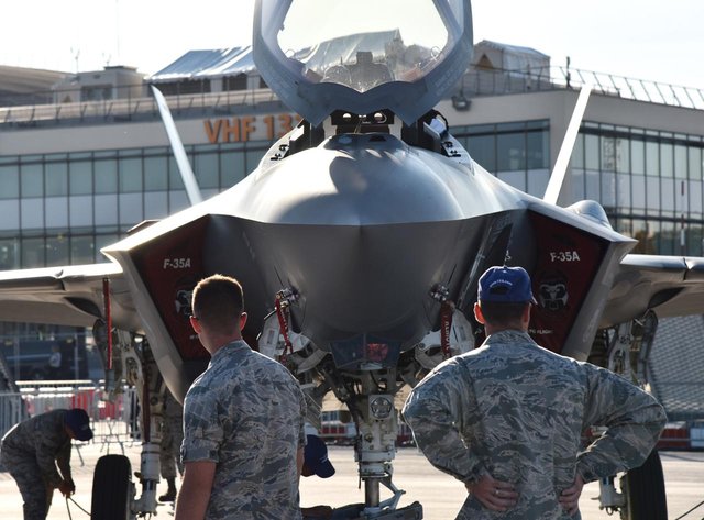  Müşterek Saldırı Uçağı (JSF) F-35A Paris’te kendine hayran bıraktı