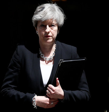 İngiltere Başbakanı May özür diledi