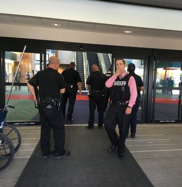 ABD'de havaalanı boşaltıldı 1 polis yaralı