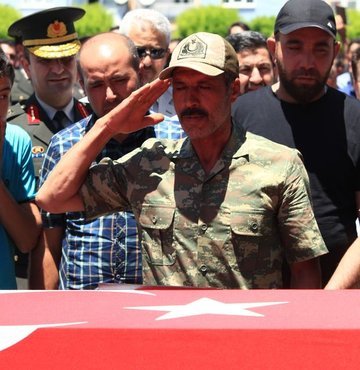 Şemdinli şehidi Oğuzhan Küçük'e veda! Babası üniformasını giydi Şemdinli şehidi Oğuzhan Küçük'e veda! Babası üniformasını giydi