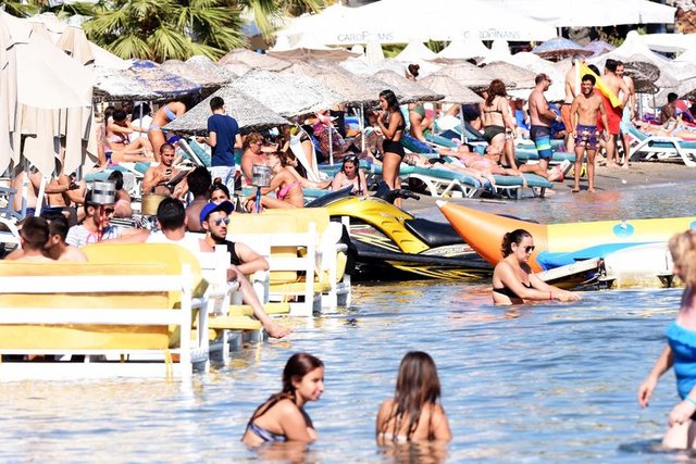 Bodrum'da İskandinav turistler tatilin tadını çıkarıyor