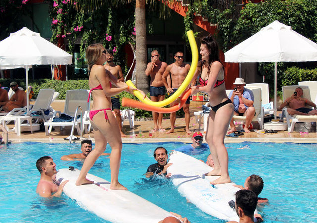 Bodrum'da İskandinav turistler tatilin tadını çıkarıyor