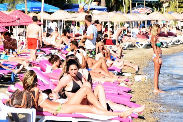 Bodrum'da İskandinav turistler tatilin tadını çıkarıyor