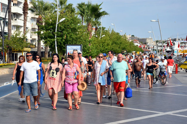 Bodrum'da İskandinav turistler tatilin tadını çıkarıyor