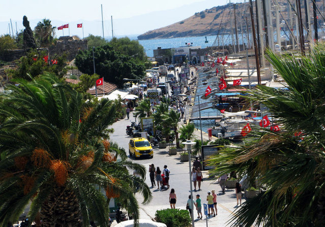 Bodrum'da İskandinav turistler tatilin tadını çıkarıyor