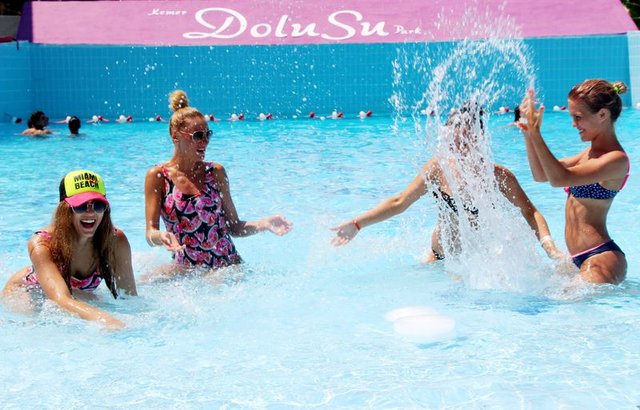 Bodrum'da İskandinav turistler tatilin tadını çıkarıyor