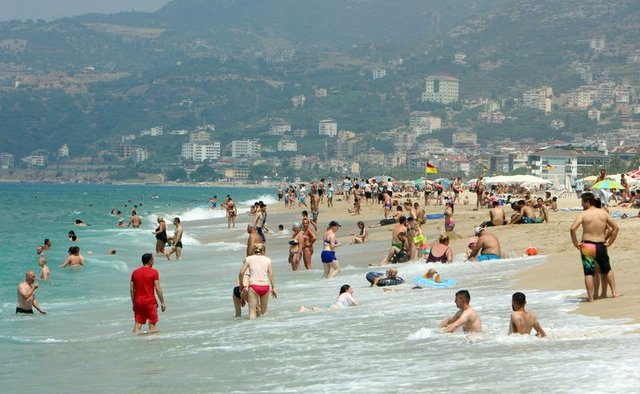 Bodrum'da İskandinav turistler tatilin tadını çıkarıyor