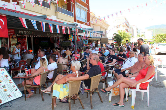 Bodrum'da İskandinav turistler tatilin tadını çıkarıyor
