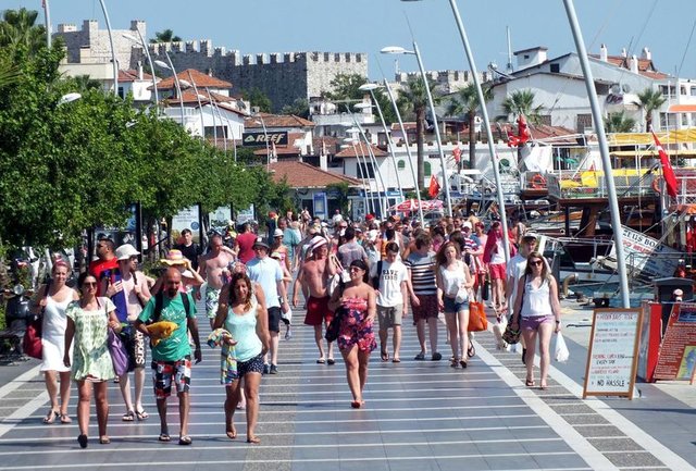 Bodrum'da İskandinav turistler tatilin tadını çıkarıyor