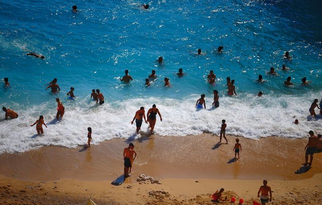 Bodrum'da İskandinav turistler tatilin tadını çıkarıyor