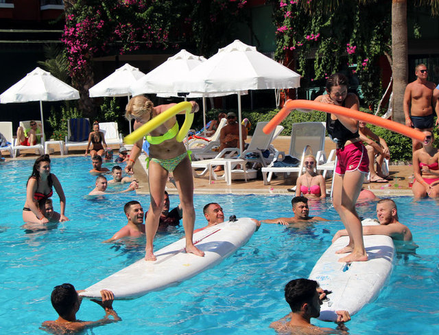 Bodrum'da İskandinav turistler tatilin tadını çıkarıyor