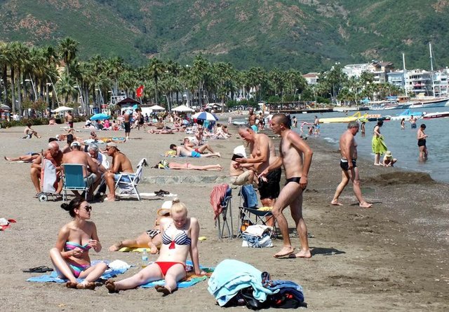 Bodrum'da İskandinav turistler tatilin tadını çıkarıyor