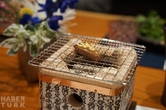 Hiroshi Japon Restoranı: 8 kişilik tek bir masa, altın serpilmiş yemekler ve sıra bekleyen zenginler