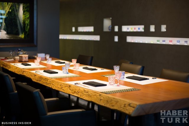 Hiroshi Japon Restoranı: 8 kişilik tek bir masa, altın serpilmiş yemekler ve sıra bekleyen zenginler
