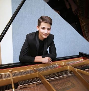 13 yaşındaki piyanist Kaan Turan'a uluslararası ödül