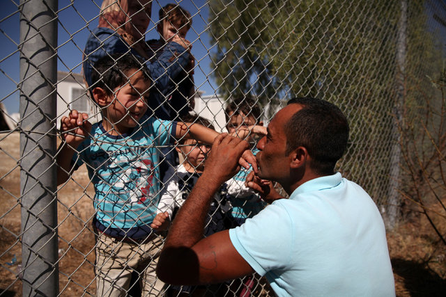 Kıbrıs'ta bir mülteci kampındaki baba-oğul buluşması herkesi duygulandırdı