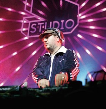 DJ Murat Abbas Dönemin tahribatını techno müzik karşılıyor'