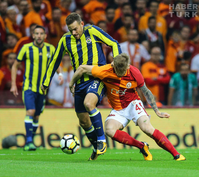 Galatasaray - Fenerbahçe derbisine Cüneyt Çakır'ın kararları damga vurdu