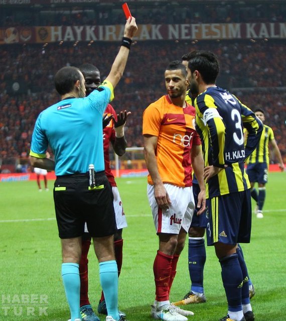 Galatasaray - Fenerbahçe derbisine Cüneyt Çakır'ın kararları damga vurdu